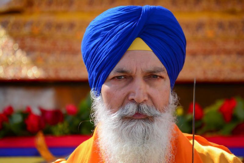 sikh-del-patito-con-il-turbante-blu-52644239-transformed
